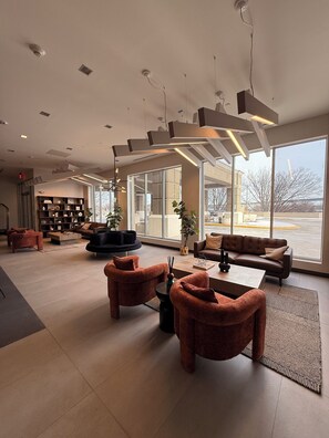 Un espacio habitable amplio con muebles modernos, ventanas grandes y vistas al exterior.