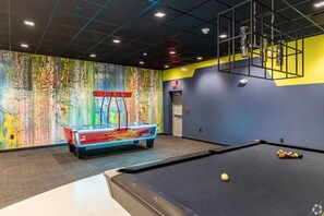 Games room - Fully Furnished Modern Private Studio in Hartford with AC / GYM Free Parking! (Hartford)