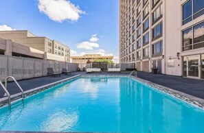 Pool - Fully Furnished Modern Private Studio in Hartford with AC / GYM Free Parking! (Hartford)