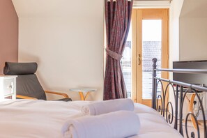 Tabla de planchar con plancha, wifi gratis y ropa de cama 