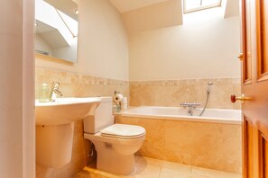 Een douche, een haardroger, handdoeken, zeep