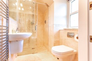 Een douche, een haardroger, handdoeken, zeep