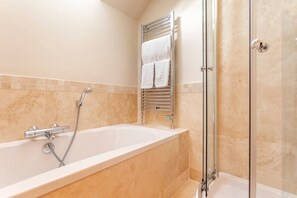 Een douche, een haardroger, handdoeken, zeep