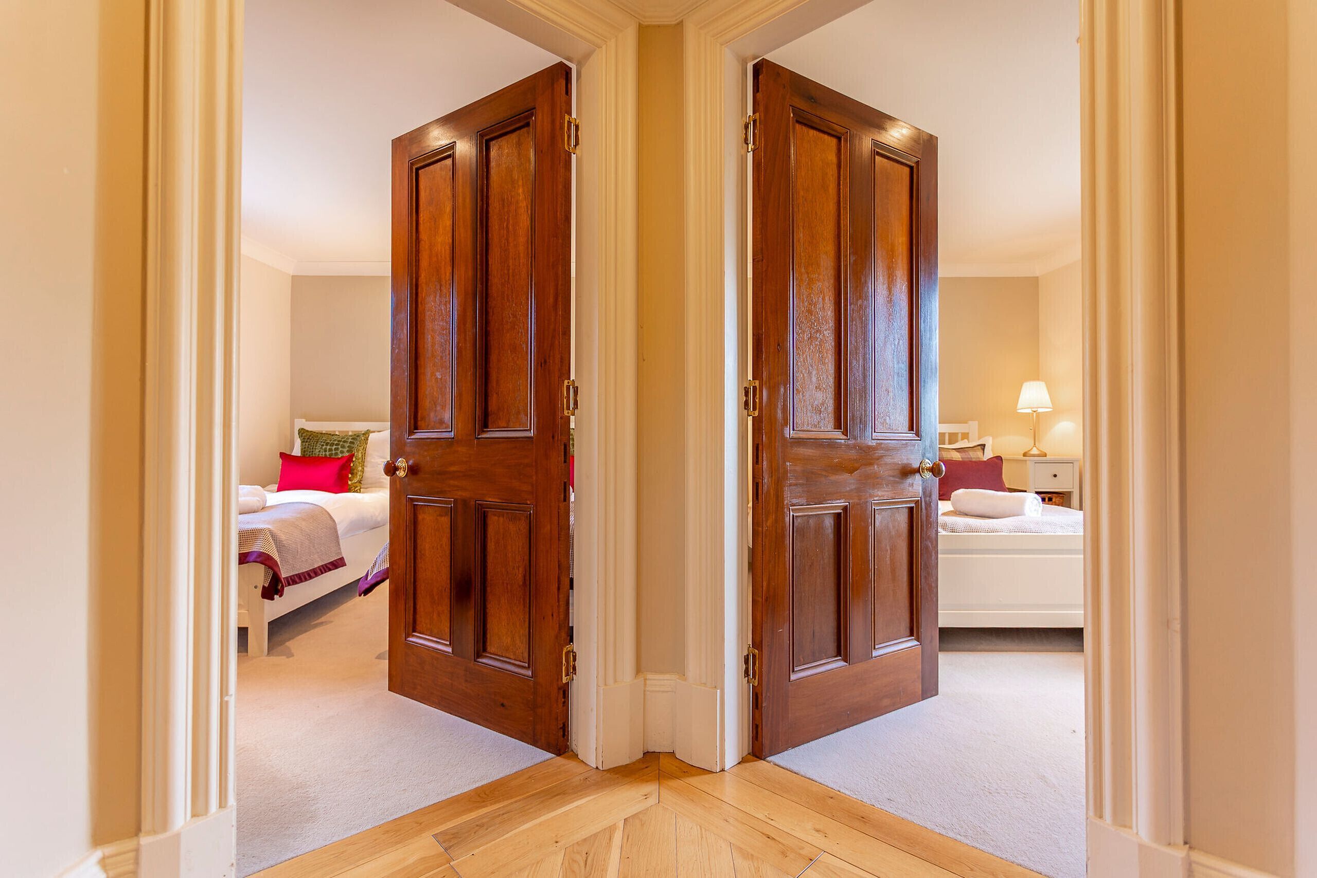 5 chambres, fer et planche à repasser, Wi-Fi gratuit, draps fournis