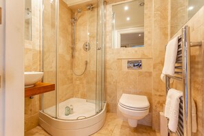 Een douche, een haardroger, handdoeken, zeep
