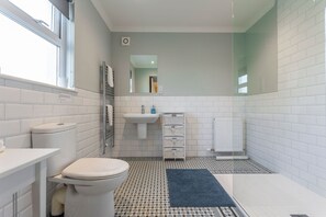 Dusche, Haartrockner, Handtücher, Seife