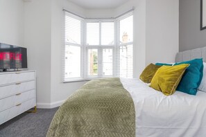 7 bedrooms, iron/ironing board, free WiFi, bed sheets - 7BR, Ideal for Business, FREE Parking, Sleeps 14! (Coventry)