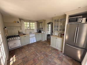 Private kitchen - Exceptional Villa (10 P) with Swimming Pool and Pétanque Court - Les Issambres (Roquebrune-sur-Argens)