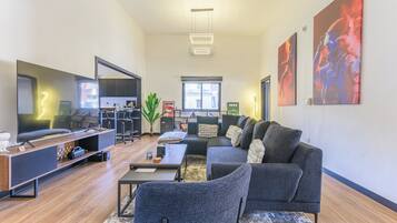 Appartamento, 2 camere da letto, balcone, vista città | Soggiorno