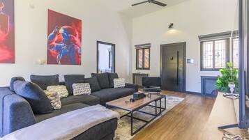 Apartment, 2 Bedrooms, Balcony, City View | Living room