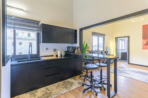 Lägenhet - 2 sovrum - balkong - utsikt mot staden | Eget pentry | Kylskåp, mikrovågsugn, spishäll och vattenkokare