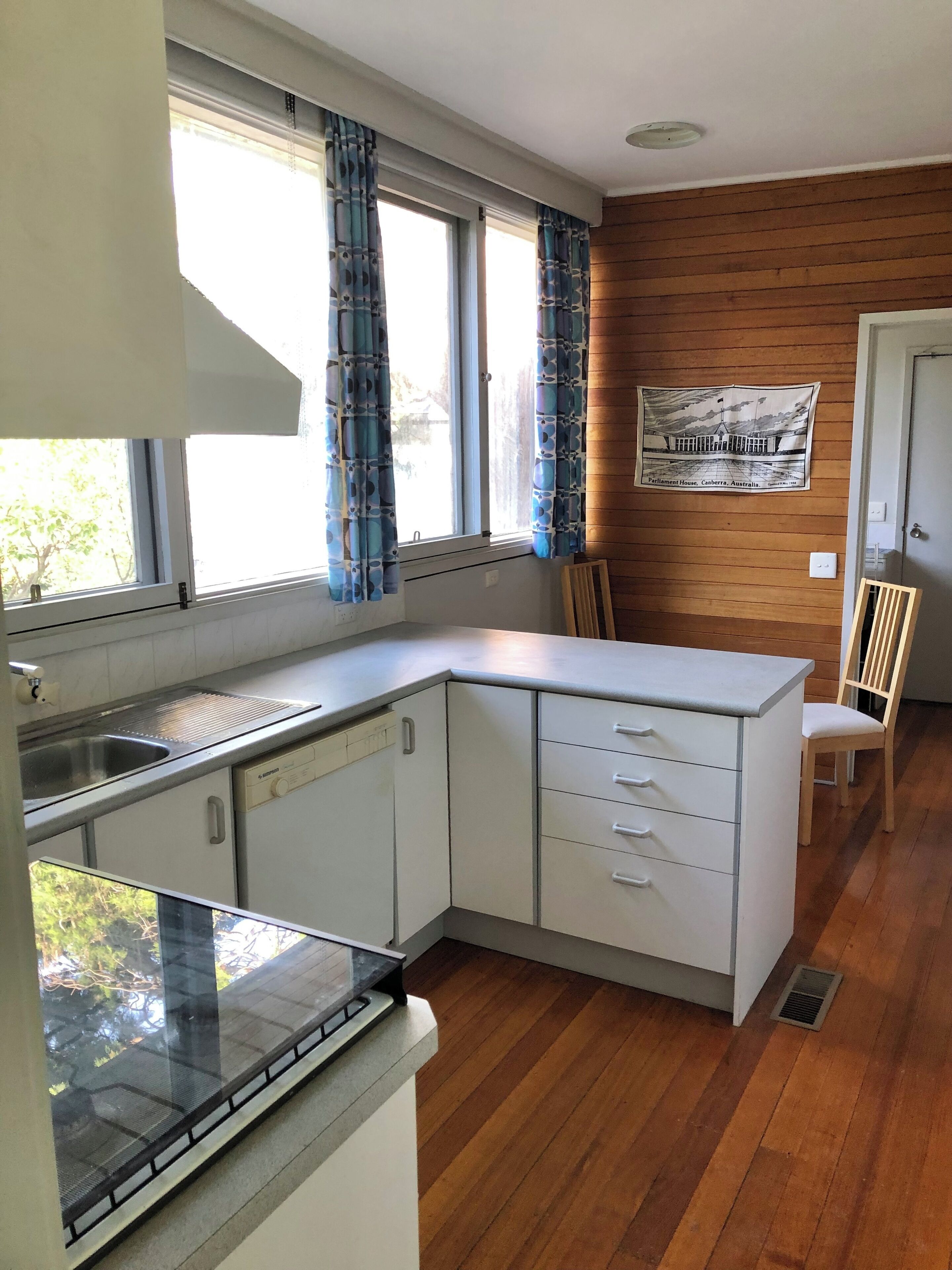 Mikrovågsugn, spishäll, diskmaskin och vattenkokare