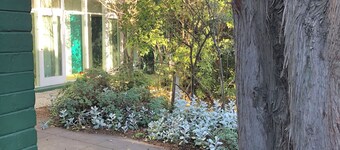 2 bedroom home oasis in central Ivanhoe East