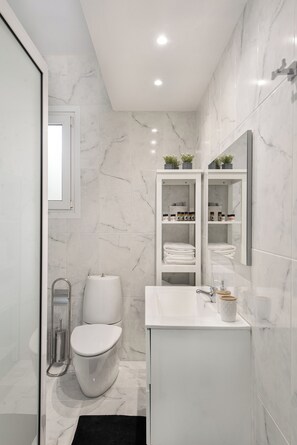 Suihku, hiustenkuivaaja, pyyhkeet, vessapaperi