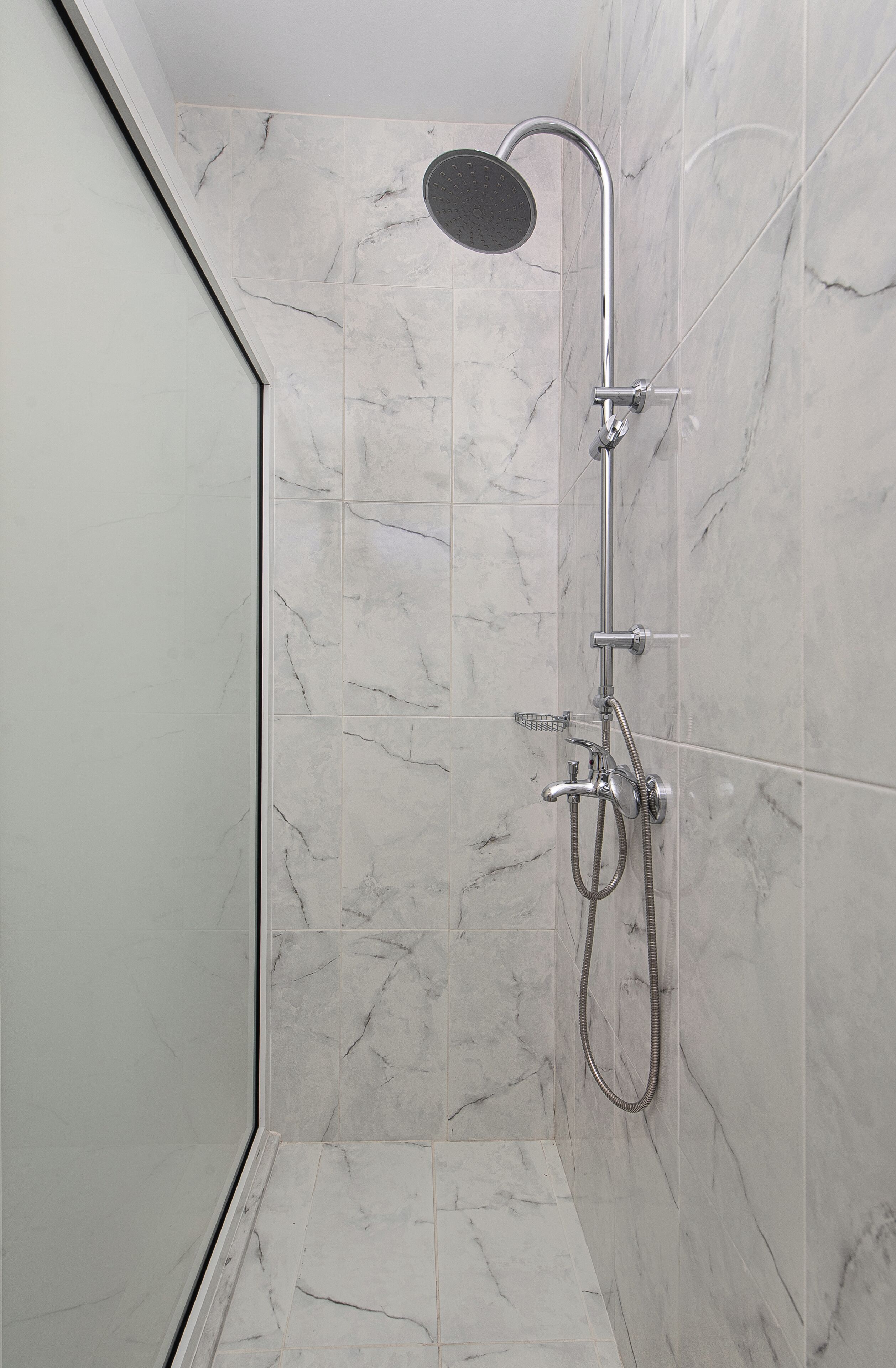 Douche, sèche-cheveux, serviettes fournies