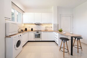 Fridge, oven, stovetop, dishwasher