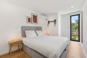 Iron/ironing board, Internet, bed sheets - Private Garden Oasis | A Charming Flat in Bonfim (Porto)