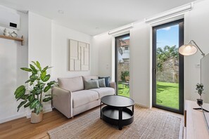Living area - Private Garden Oasis | A Charming Flat in Bonfim (Porto)