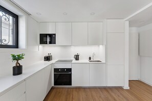 Private kitchen - Private Garden Oasis | A Charming Flat in Bonfim (Porto)