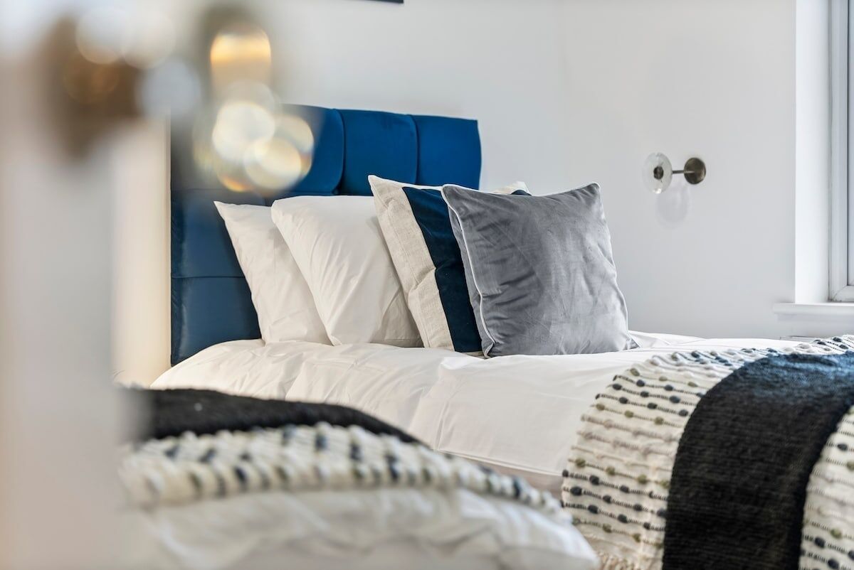 3 bedrooms, iron/ironing board, internet, bed sheets