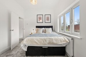 3 bedrooms, iron/ironing board, Internet, bed sheets - Detached 3BR Home w/ Driveway Parking, 1GB WiFi (Coventry)