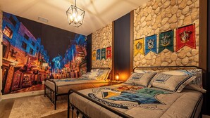 Ein Zimmer mit zwei Betten, einer Steinwand und einem Wandgemälde einer Straßenszene.