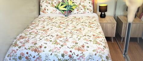 Safe på rommet, strykejern/-brett, wi-fi (inkludert) og sengetøy