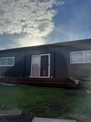 Exterior detail - 2BR Airport Stay 10 min to Melbourne Airport/ Free Parking (Jacana)