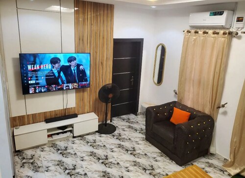 Waterfront 2-BR-APT| 24hrs Power + Fast WiFi