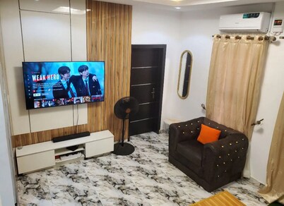 Waterfront 2-BR-APT| 24hrs Power + Fast WiFi