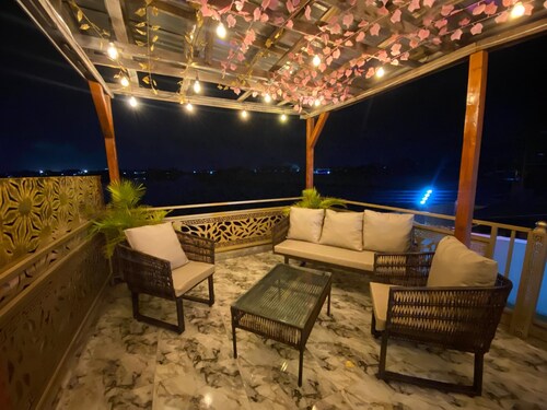 Waterfront 2-BR-APT| 24hrs Power + Fast WiFi