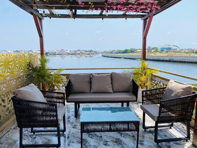 Waterfront 2-BR-APT| 24hrs Power + Fast WiFi