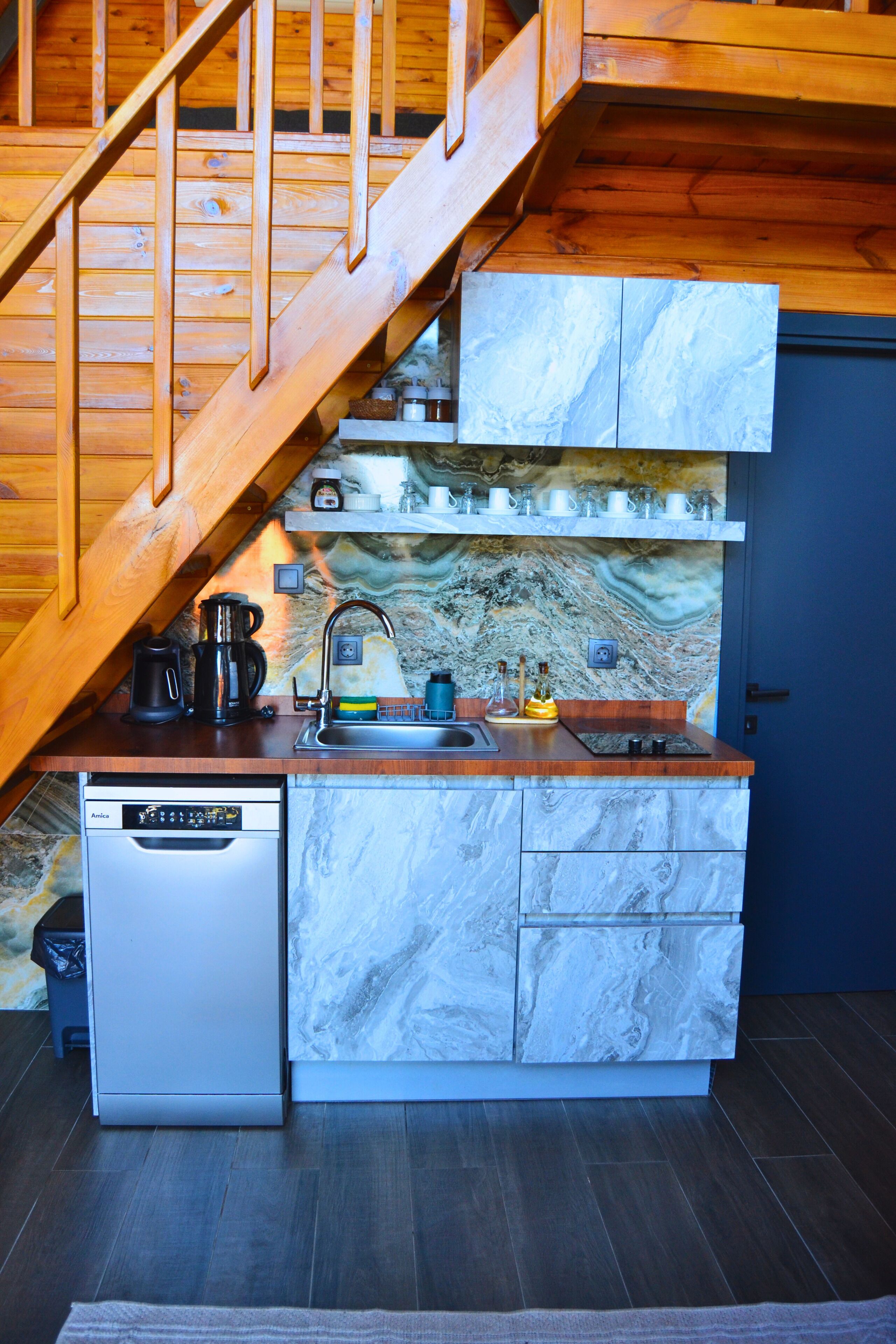 Refrigerador, placa de cocina, lavavajillas, utensilios de cocina