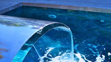 Ulkouima-allas, aurinkovarjoja, aurinkotuoleja