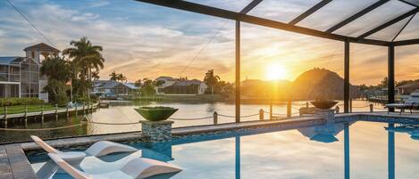 Alberca al aire libre y alberca climatizada