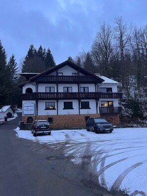 Vista frontal de la propiedad