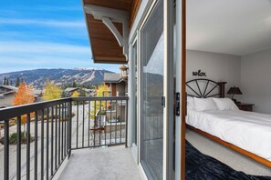 Iron/ironing board, internet, bed sheets - Spacious, Multi-Floor 4bedroom Townhome Walking Distance to Village, Along Orient Chairlift! (Sun Peaks)