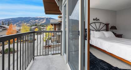 Spacious, Multi-Floor 4bedroom Townhome Walking Distance to Village, Along Orient Chairlift!