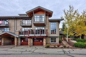 Exterior - Spacious, Multi-Floor 4bedroom Townhome Walking Distance to Village, Along Orient Chairlift! (Sun Peaks)
