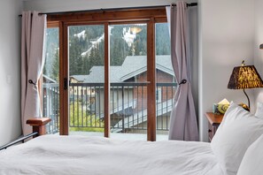 Iron/ironing board, internet, bed sheets - Spacious, Multi-Floor 4bedroom Townhome Walking Distance to Village, Along Orient Chairlift! (Sun Peaks)