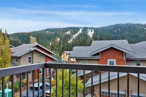 Property grounds - Spacious, Multi-Floor 4bedroom Townhome Walking Distance to Village, Along Orient Chairlift! (Sun Peaks)