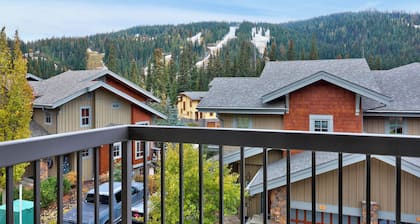 Spacious, Multi-Floor 4bedroom Townhome Walking Distance to Village, Along Orient Chairlift!