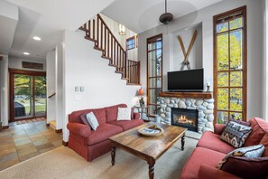 Fireplace - Spacious, Multi-Floor 4bedroom Townhome Walking Distance to Village, Along Orient Chairlift! (Sun Peaks)