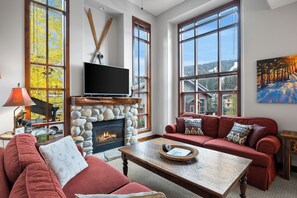 Fireplace - Spacious, Multi-Floor 4bedroom Townhome Walking Distance to Village, Along Orient Chairlift! (Sun Peaks)