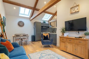 Flat-screen TV - Beautiful 2 Bedroom Barn in Cerney Wick (Cirencester)