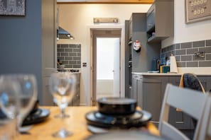Private kitchen - Beautiful 2 Bedroom Barn in Cerney Wick (Cirencester)