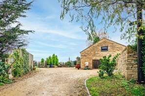 Exterior - Beautiful 2 Bedroom Barn in Cerney Wick (Cirencester)