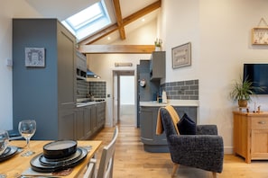 Flat-screen TV - Beautiful 2 Bedroom Barn in Cerney Wick (Cirencester)