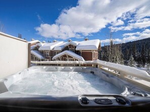 Outdoor spa tub - Upper level 2 bedroom condo, ski in and ski out, walking distance to village core with private hot tub (Sun Peaks)