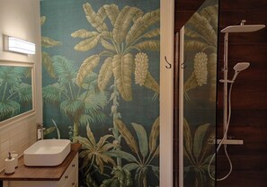 A bathroom with a shower, a sink, and a mirror. - MERCHANTS YARD, near the station, short walk into town, 2 beds & sleeps 4. (York)